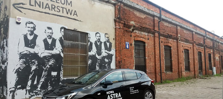 Opel Astra V przed Muzeum Lniarstwa w Żyrardowie