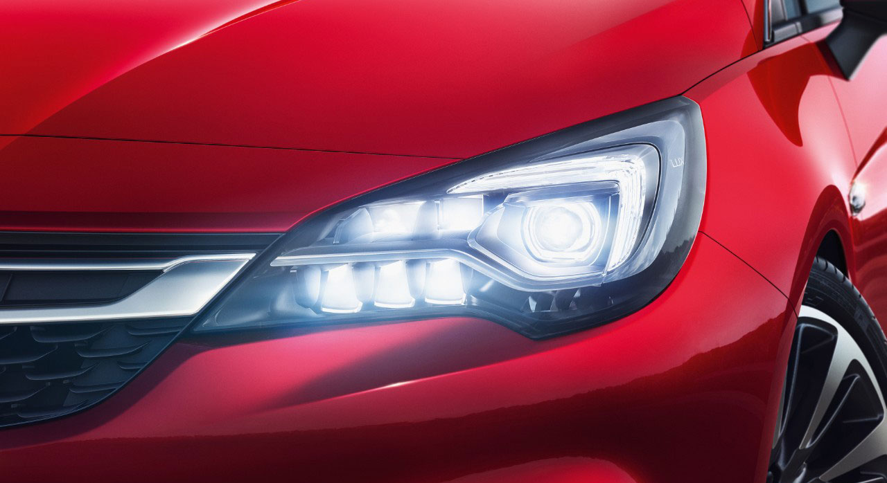 Lewy reflektor LED Opel Astra V